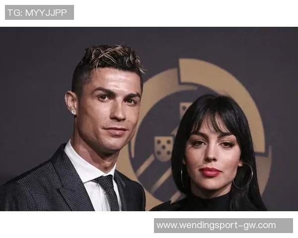 C罗获环足奖感言感谢妻子乔治娜台下微笑展幸福瞬间